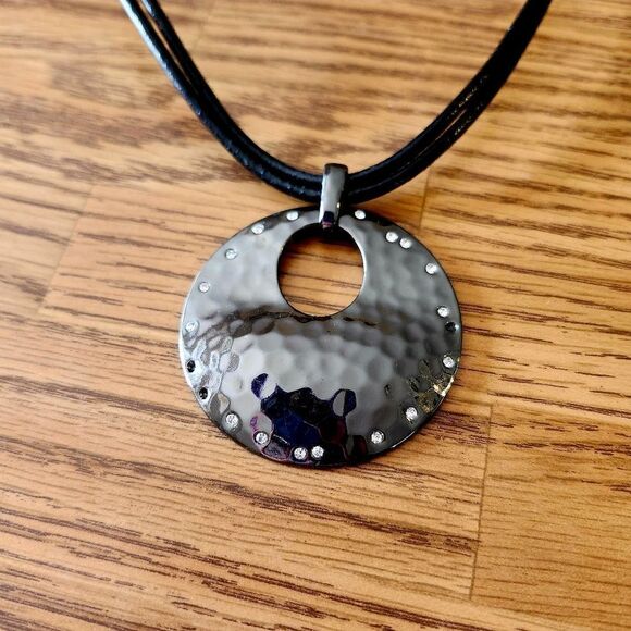 CHICO'S Hammered Gunmetal Black Pendant Necklace NORMCORE! - Picture 2 of 9